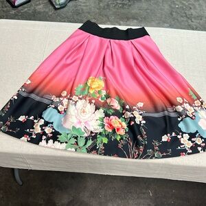 Mid-length floral skirt, size M